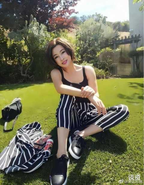 刘晓庆|65岁刘晓庆又美出新高度，穿背心配条纹套装，剪了短发嫩回35岁