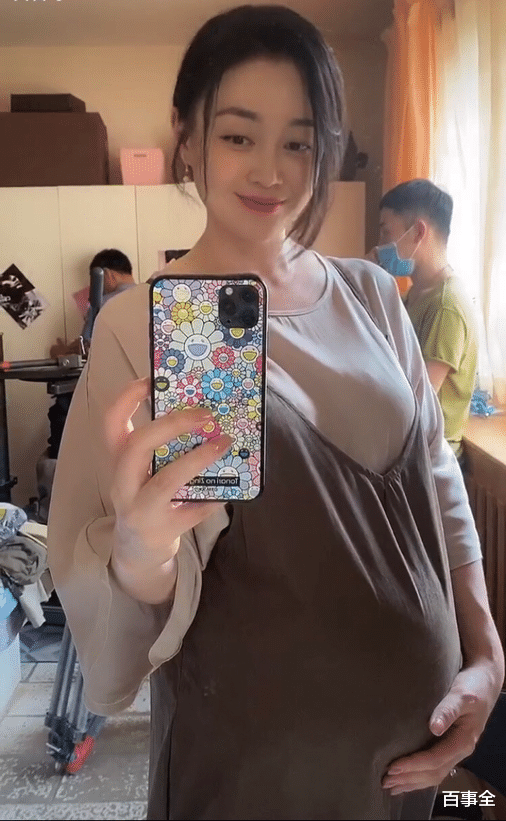 关婷娜|赵本山徒弟关婷娜晒孕照！小腹凸起四肢纤细，网友：她老公是谁？