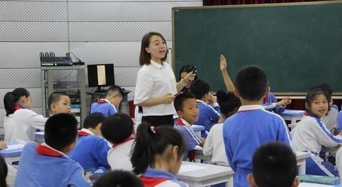 天明情感说 闹剧！家长对语文老师不满，冲到学校将数学老师打伤，已被拘留