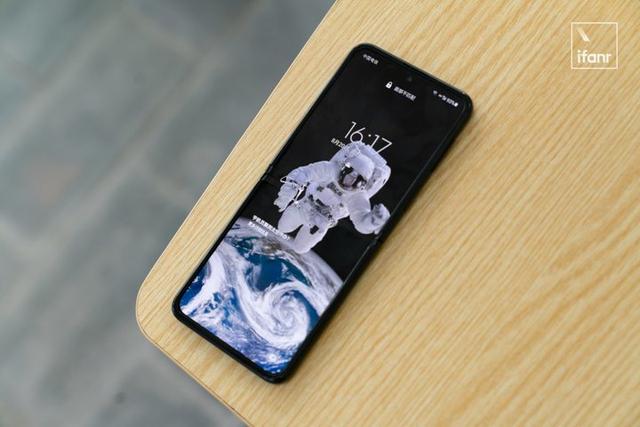 折叠屏|实测 Galaxy Z Flip3，这次能摘掉折叠屏的「脆弱」标签吗？