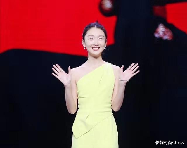 卡莉时尚show|28岁周冬雨瘦成纸片人，穿斜肩裙虽然撑不起来，但清冷气质很加分