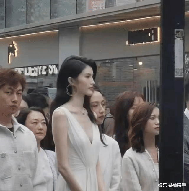 赵丽颖|女星合影见身高参差，159cm王子文太娇小，何穗不愧是超模