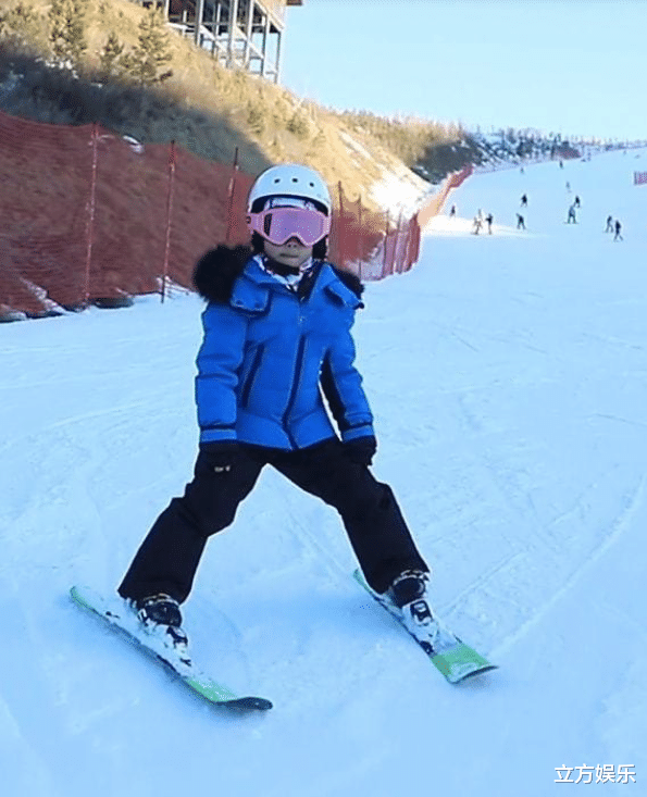 章子怡|章子怡晒女儿滑雪图，闺女上半张脸似爸爸，下半张脸像妈妈！