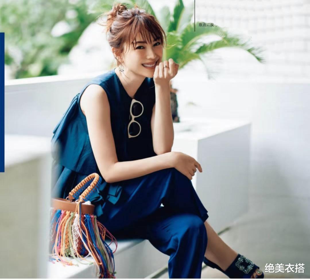 绝美衣搭|凭什么早秋一定穿奶茶色?我偏不!最时髦的“亮色配色”,大爱啊