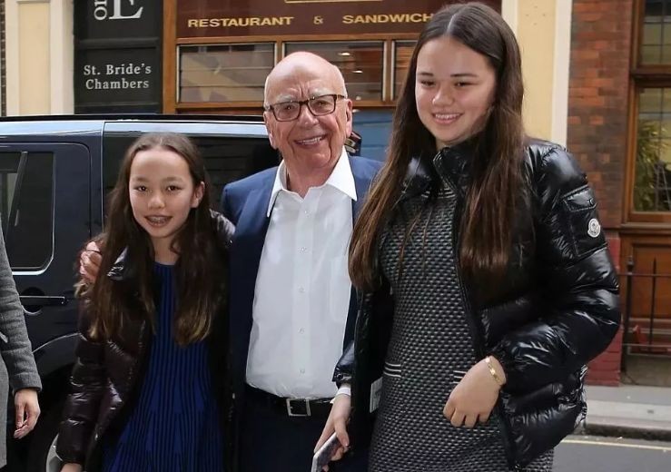 邓文迪|邓文迪大女儿20岁生日，穿黑吊带裙秀丰腴身材，与老妈合影像姐妹