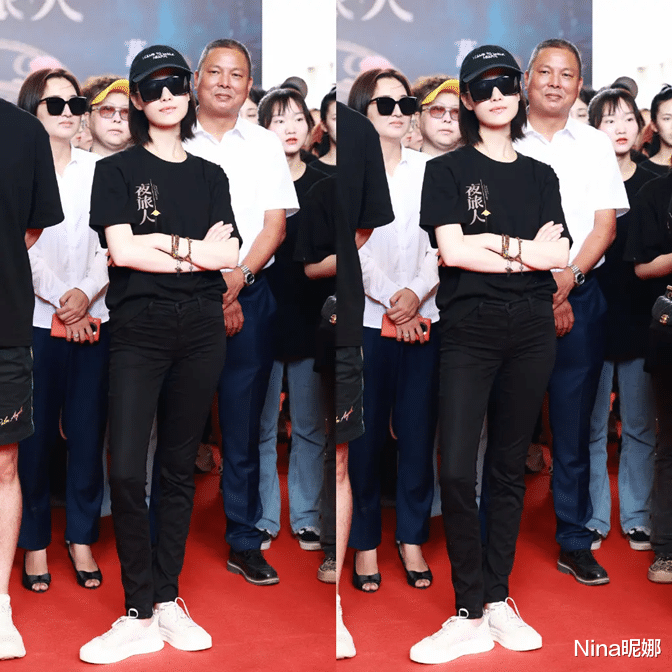 倪妮|倪妮现身新剧开机发布会！穿黑衣黑裤形象大变样，外八站姿站C位太霸气