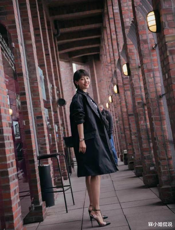 风衣|白百何短发造型真洋气，穿风衣配衬衣短裤秀身材，这长腿堪比超模