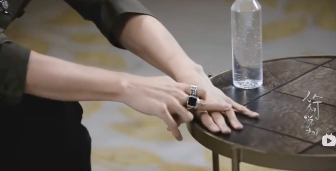 感觉会火|16岁上台嘘声一片，叛逆20年改行当厨子，如今靠一个反派演技封神