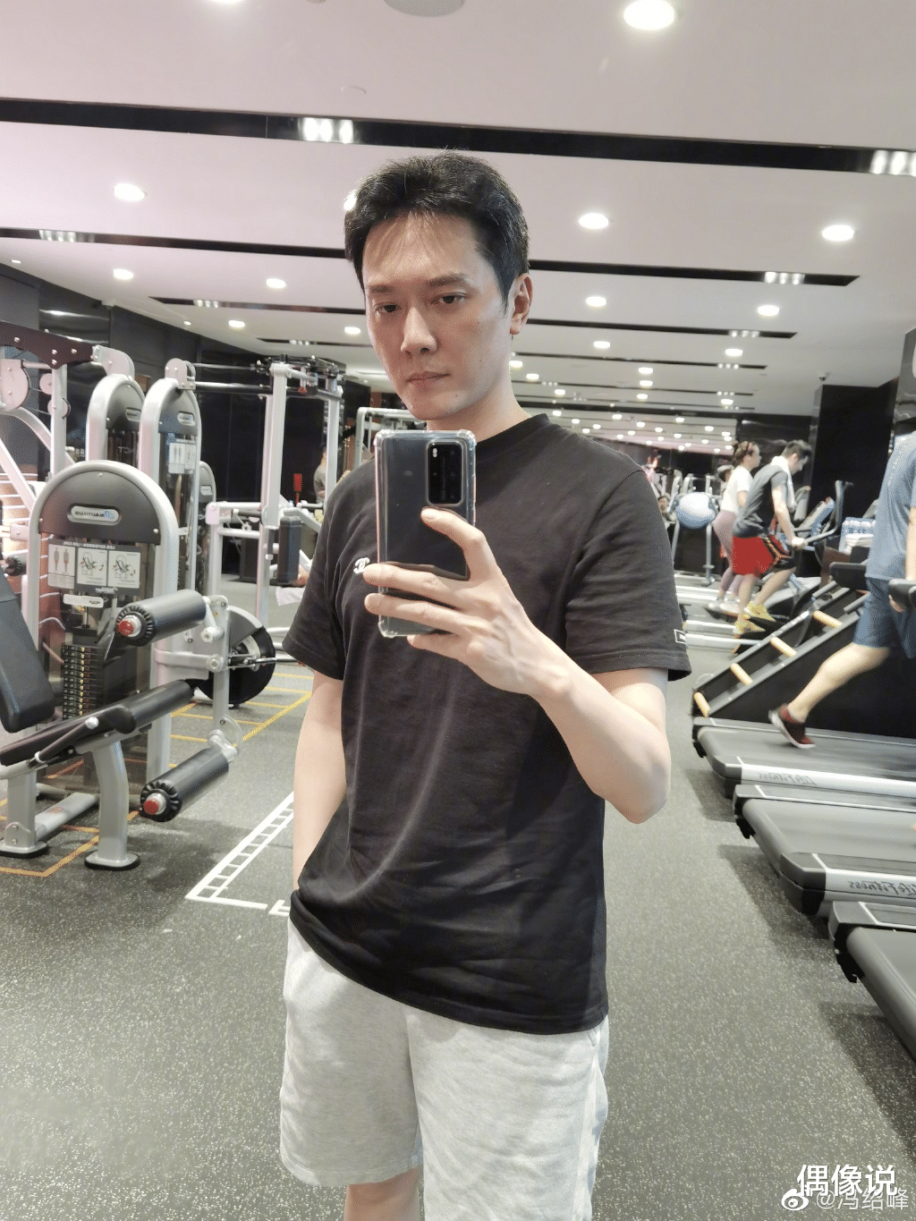 冯绍峰|冯绍峰回应暴瘦：我没资格穿短袖短裤！和赵丽颖同框手腕对比明显