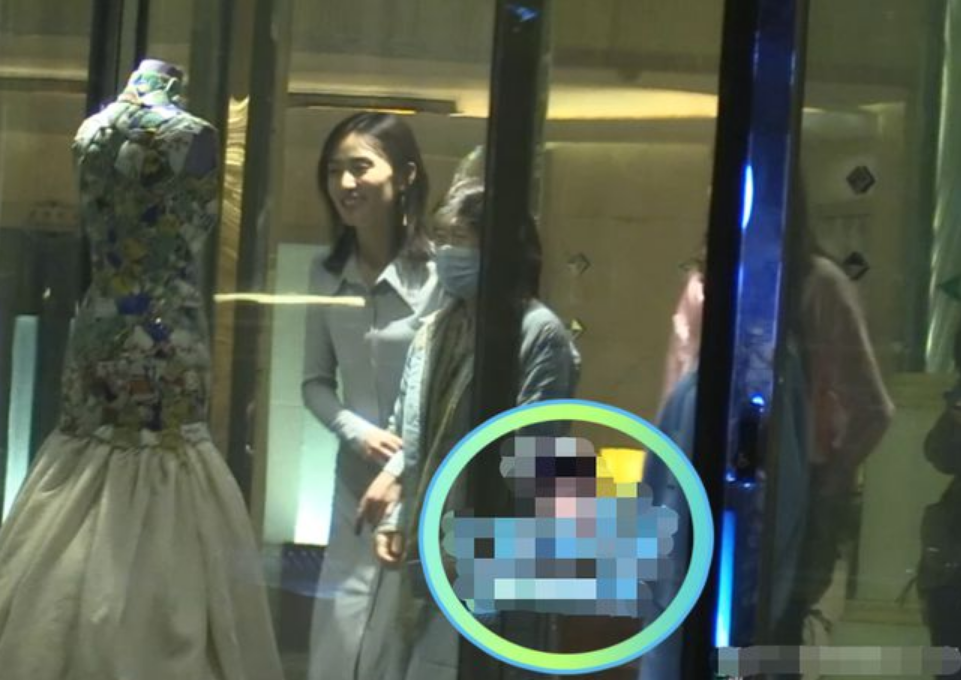 李亚鹏|李亚鹏现身投资仪式靠边站，头发稀疏面容憔悴，脚上老布鞋太抢镜