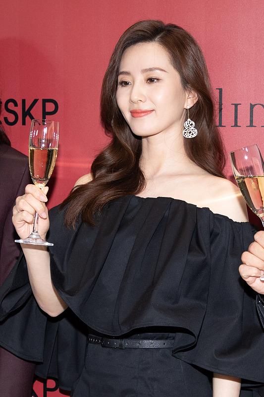 服饰|刘诗诗的直角肩真吸睛，黑色连体衣简约高级，展现出成熟女人魅力