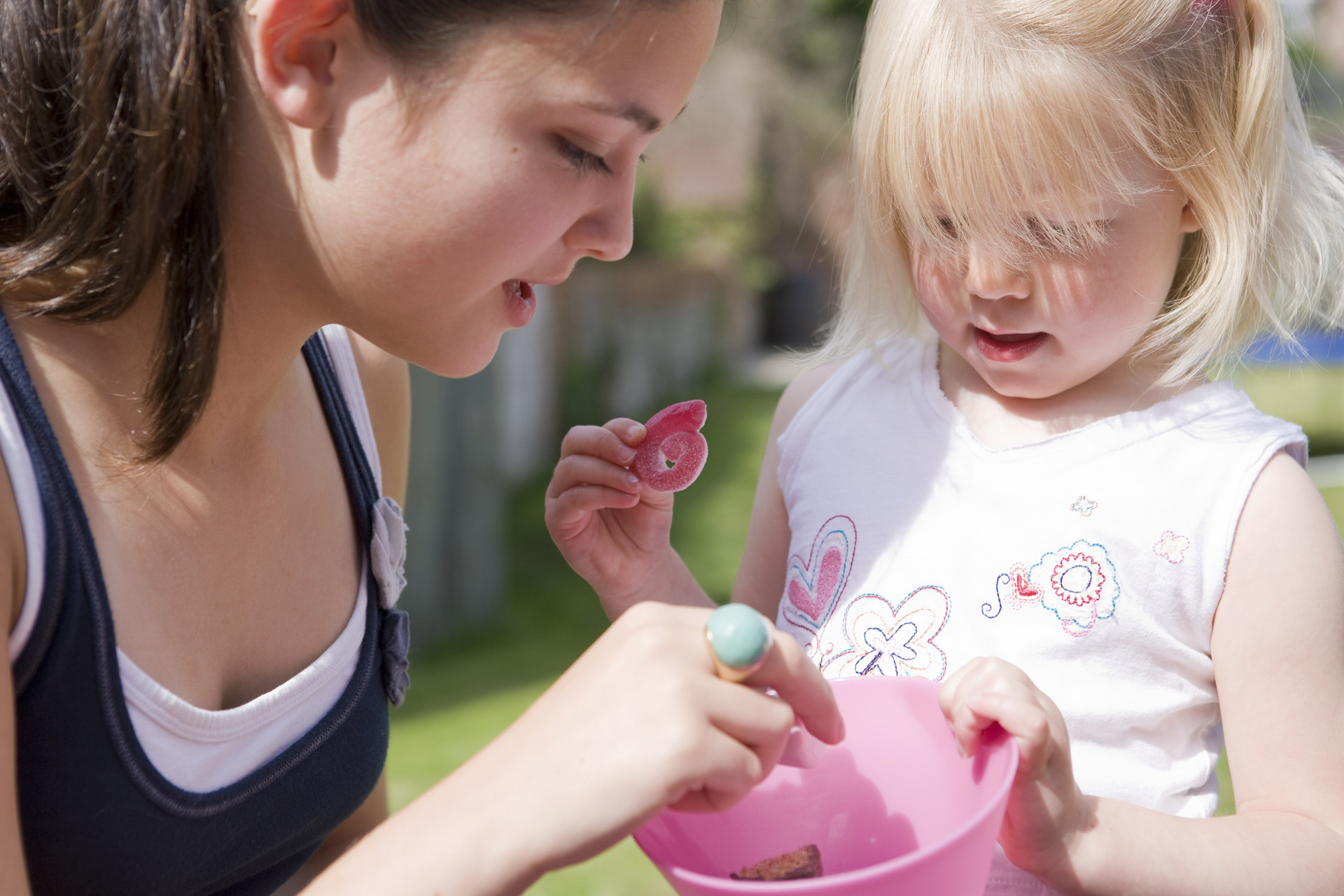 近视|女孩近视1500度，医生：因过量摄入一类食物！家长别给孩子吃多了