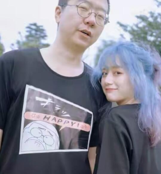 李诞|李诞离婚！黑尾酱的大花臂与哈日往事引争议，网友：段子多了素材