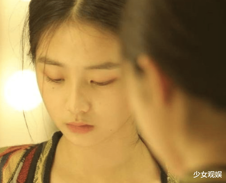 赵丽颖|15岁黄多多分享文艺照，穿着前卫但略显成熟，表情让人看愣了