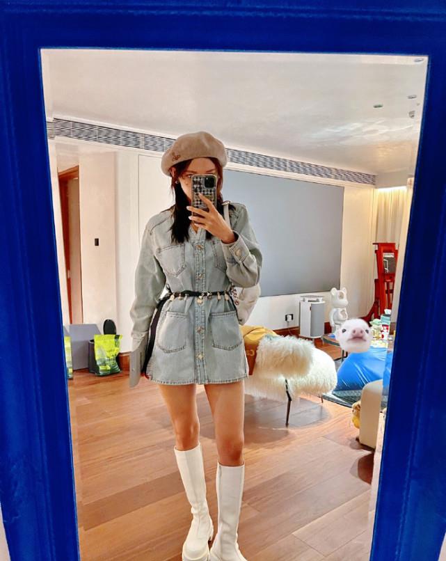 范冰冰|程潇在客厅晒自拍，身后的“大黄袋”抢镜，网友：你可是女明星啊