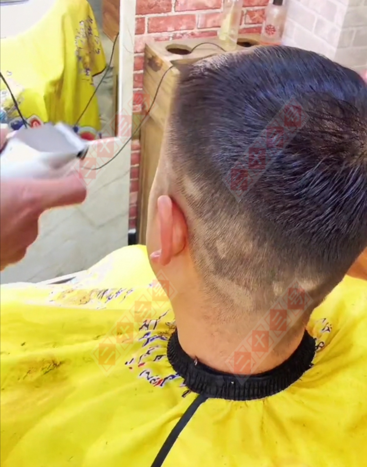 二十三 男子理发后头发凹凸不平,理发师说是斑秃,妻子愤怒:是你没剪好!