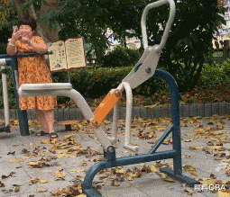 小姐姐|“在河边钓鱼，小姐姐却在旁边练瑜伽，这我哪里还有心思钓鱼？”哈哈哈哈哈