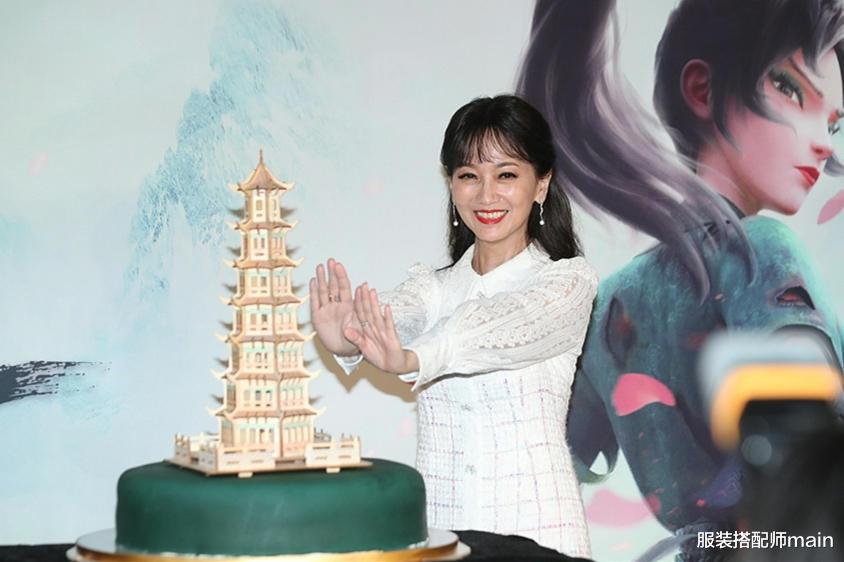 服装搭配师main|38岁演白蛇成荧屏经典,67岁气质超赞,这才叫岁月从不败美人