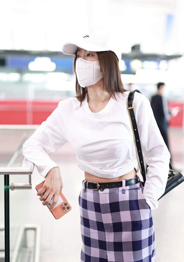 秦岚|秦岚也来秀蛮腰，穿上露脐上衣精致甜美，42岁的年纪24岁的身材