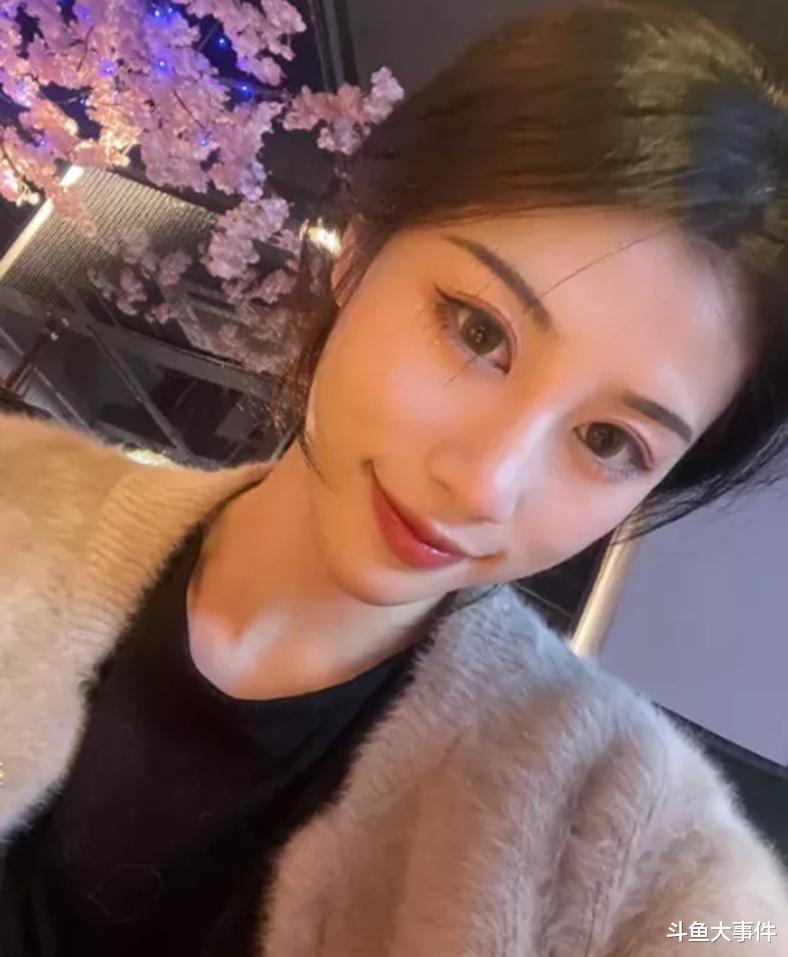 女主播|斗鱼平台知名女主播喜迎两周年庆典，多位斗鱼主播、神豪现身豪刷引起轰动！