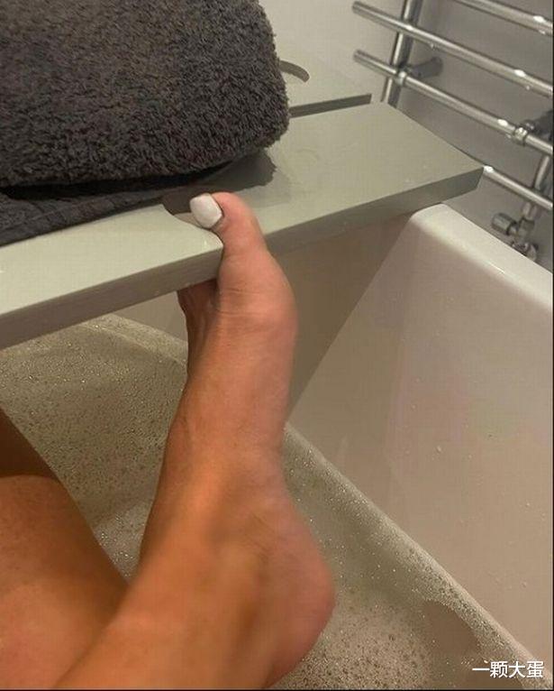 克洛伊|英国真人秀女星脚趾卡在浴缸板上,无奈之下只能请消防员帮忙脱困