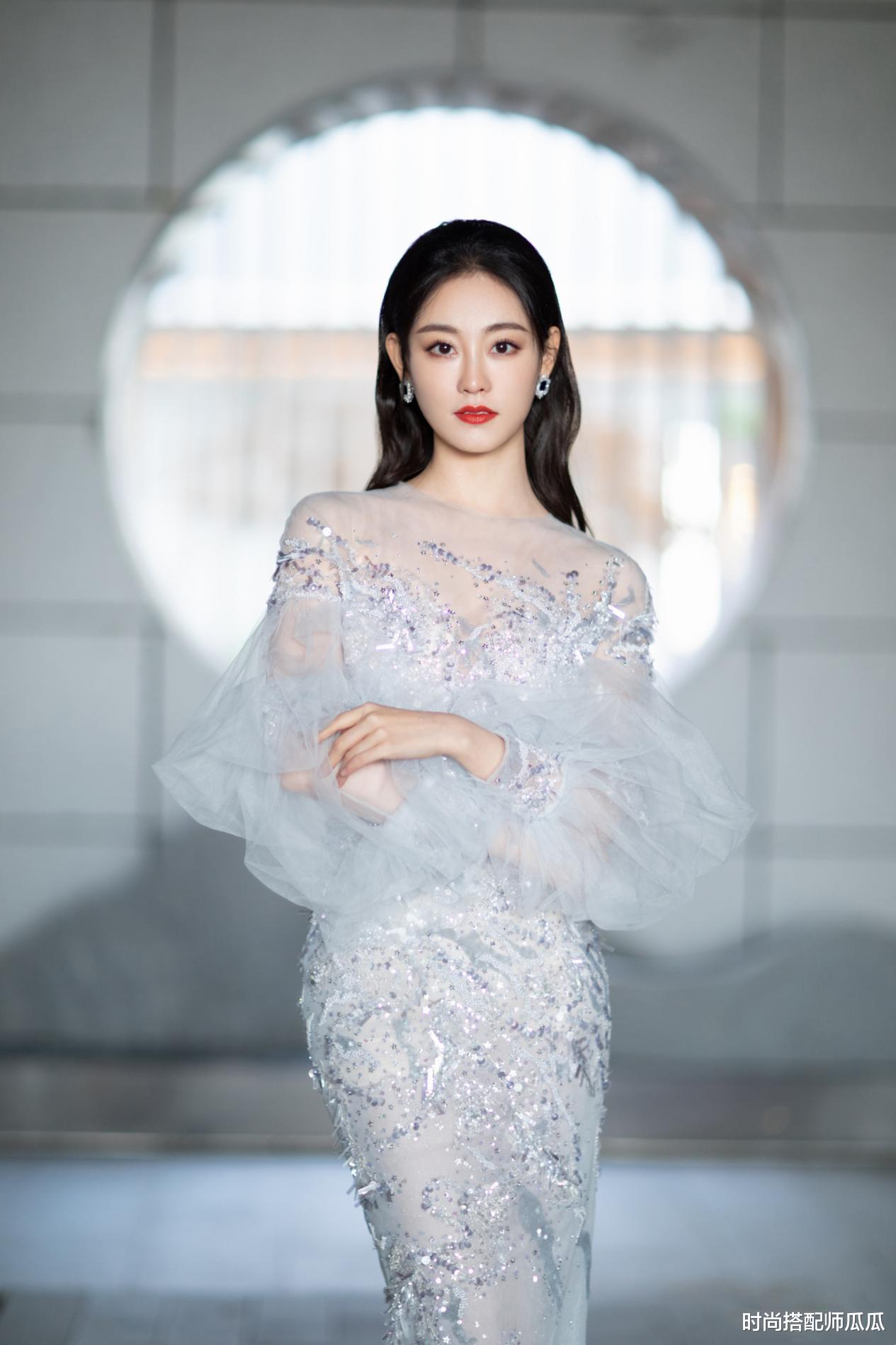 发型|祝绪丹被发型“坑”了，厚刘海配上紧身牛仔衣，气质全无还有点土