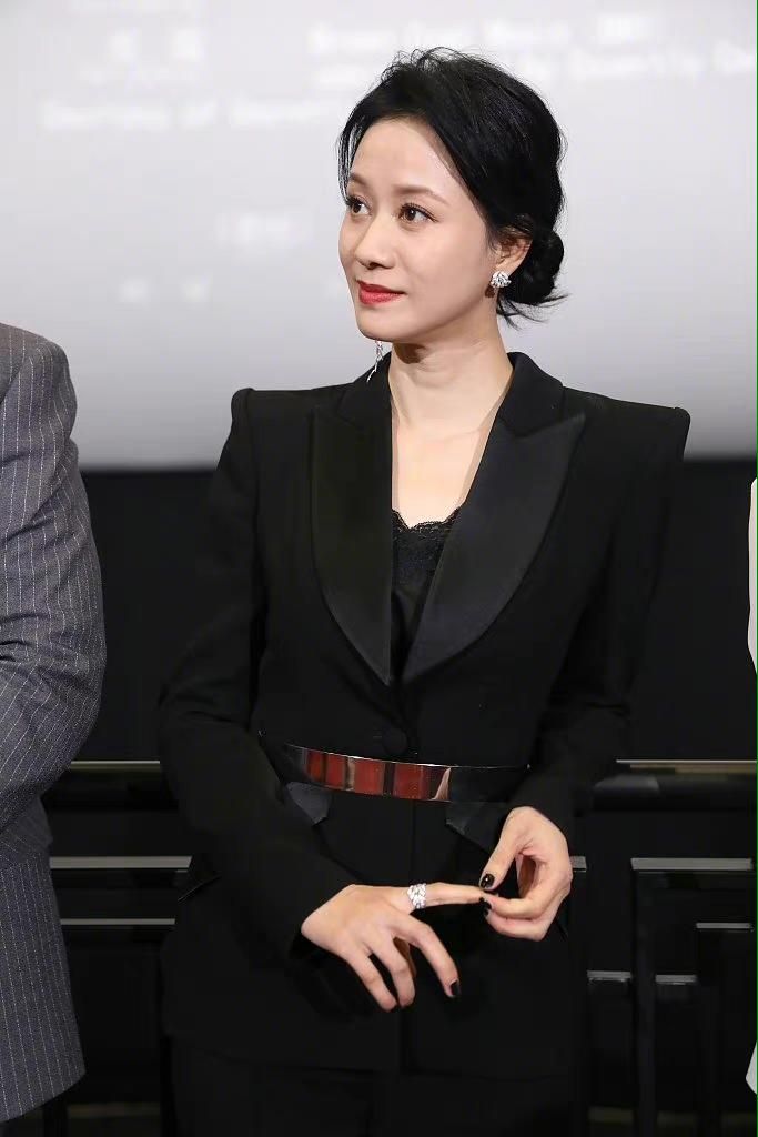 倪虹洁|倪虹洁哪像43岁的人！生图也能美似精修，岁月沉淀的优雅让人沉醉