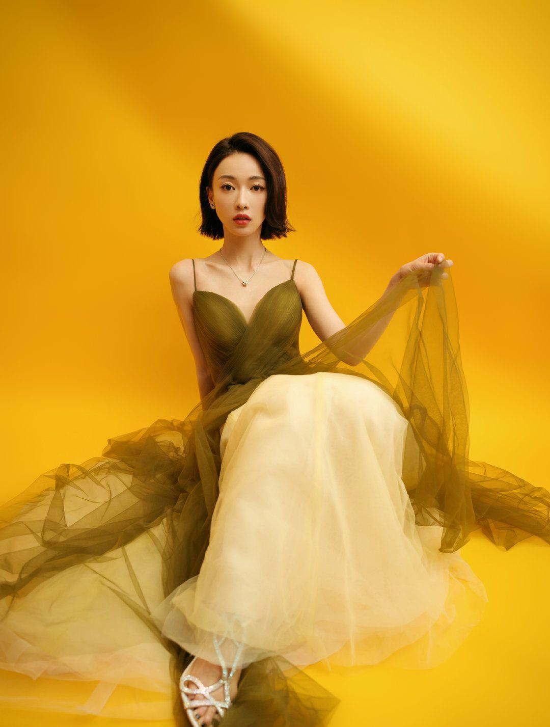 吴谨言|吴谨言剪短发后真飒，双色网纱吊带裙宛如绿野仙子，知性优雅大气