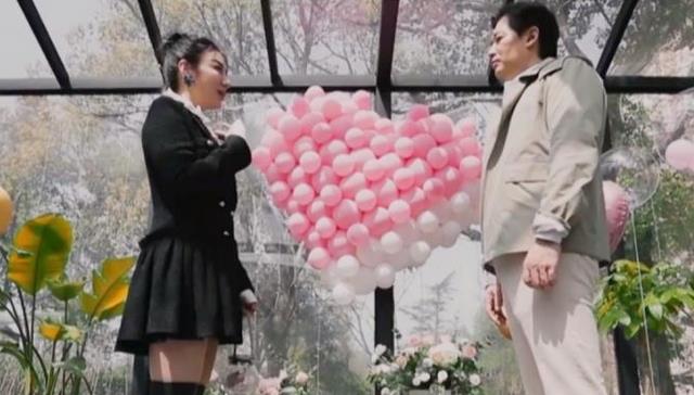 神人黑白臉 43歲的黃奕要翻身？約會53歲的神秘男子，“吸渣本質”被打破？