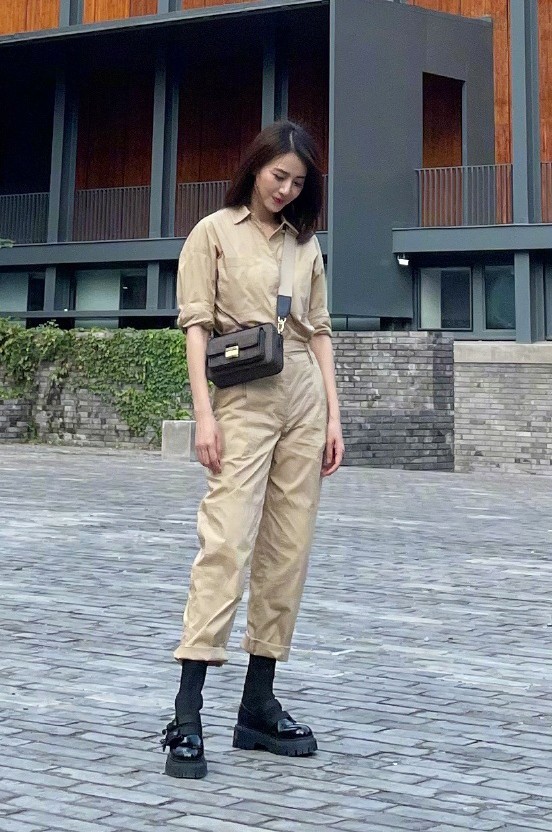 大表姐的时尚圈 高圆圆终于换风格了，卡其套装打造潮流工装风，这次她美得不一样