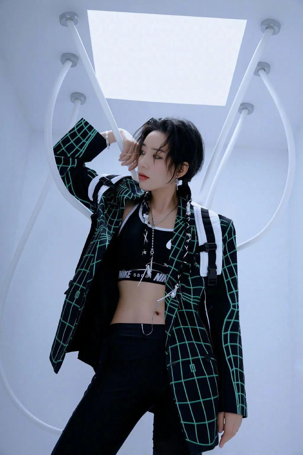 披荆斩棘的哥哥|网传《披荆斩棘的哥哥》成团夜由直播改为录播,张艺兴有望加盟,还有神秘嘉宾出现