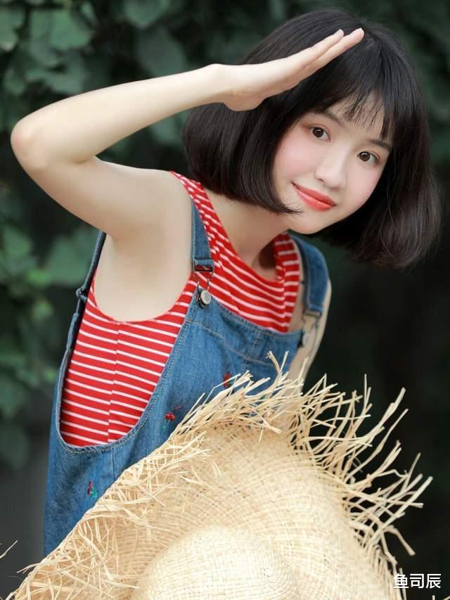 鱼司辰|早秋穿这些就够了!牛仔背带裙+红色条纹上衣,实用又百搭