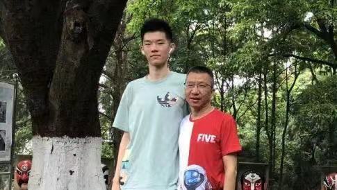 谢娜|谢娜侄子692分考上清华！多次获奖是文理学霸，照片曝光超帅气