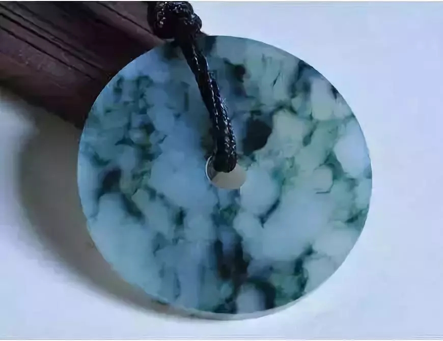 翡翠|翡翠似人，有血管，有肌理，还有痣！