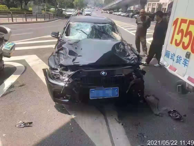 潮评社 大连劳动公园宝马撞死4人伤3人后逃逸被抓,目击者:挡风玻璃已碎成蛛网状