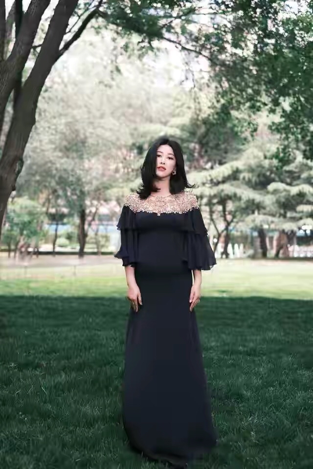 潮帮先生|朱珠挺7月孕肚为老公站台，穿紧身裙腰大了几圈，四肢却依旧纤细