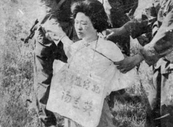 女会计工作10年贪4.5万,把家当招待所养7个情夫,人称“享受姐”