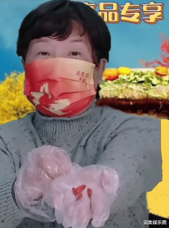 带货|郭策堂嫂按捺不住了？带货让杜粉当模特，评论区被先学会做人刷屏