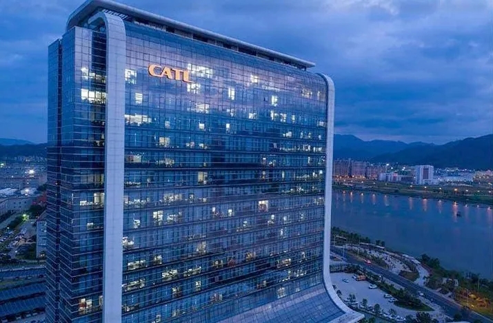 華爾街 超越李嘉誠！香港新首富誕生，市值9000億的“電池大王”！