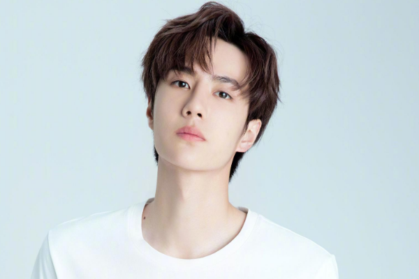 王一博|王一博微博之夜后台合影照，失去官方美颜滤镜后，男神显真颜？