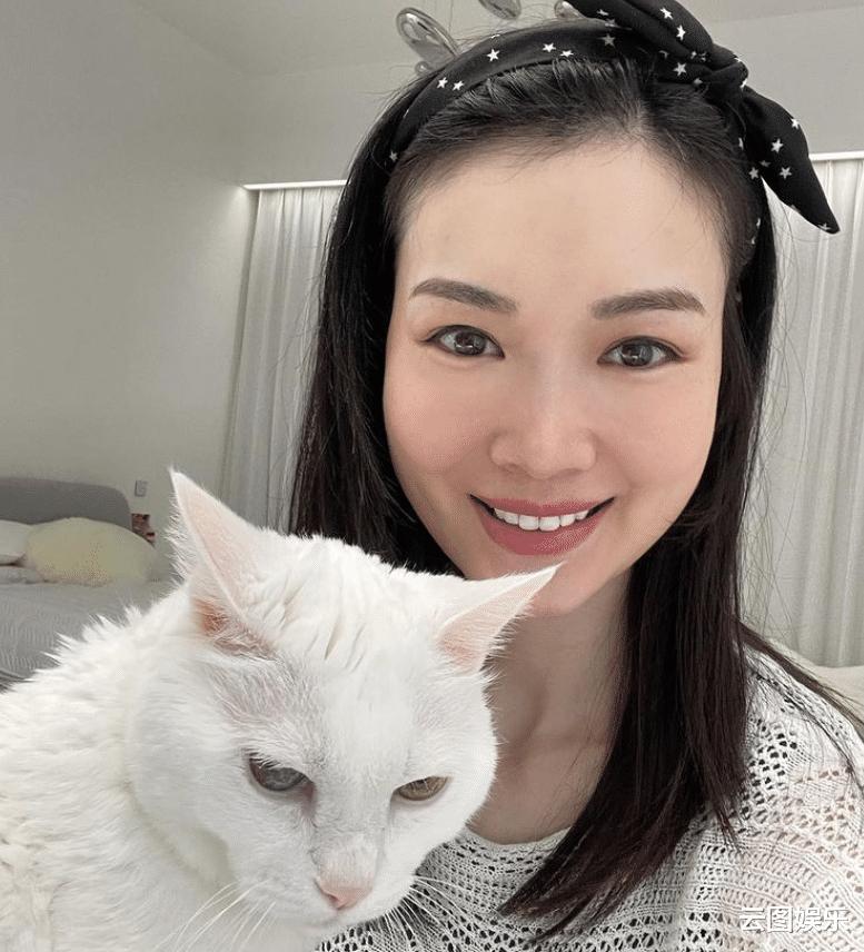 叶翠翠|港姐叶翠翠独自逛商场,素颜示人打扮朴素,身家过亿仍买特价商品