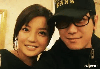 赵薇|2019年，赵薇和男性友人正在吃饭，赵薇忽然用手指了指自己的脸颊