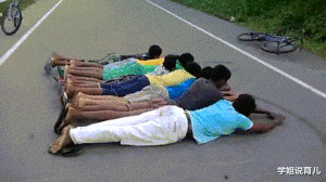 学姐说育儿|忘记把门上锁了,丈母娘突然开门进来了,场面太过尴尬。