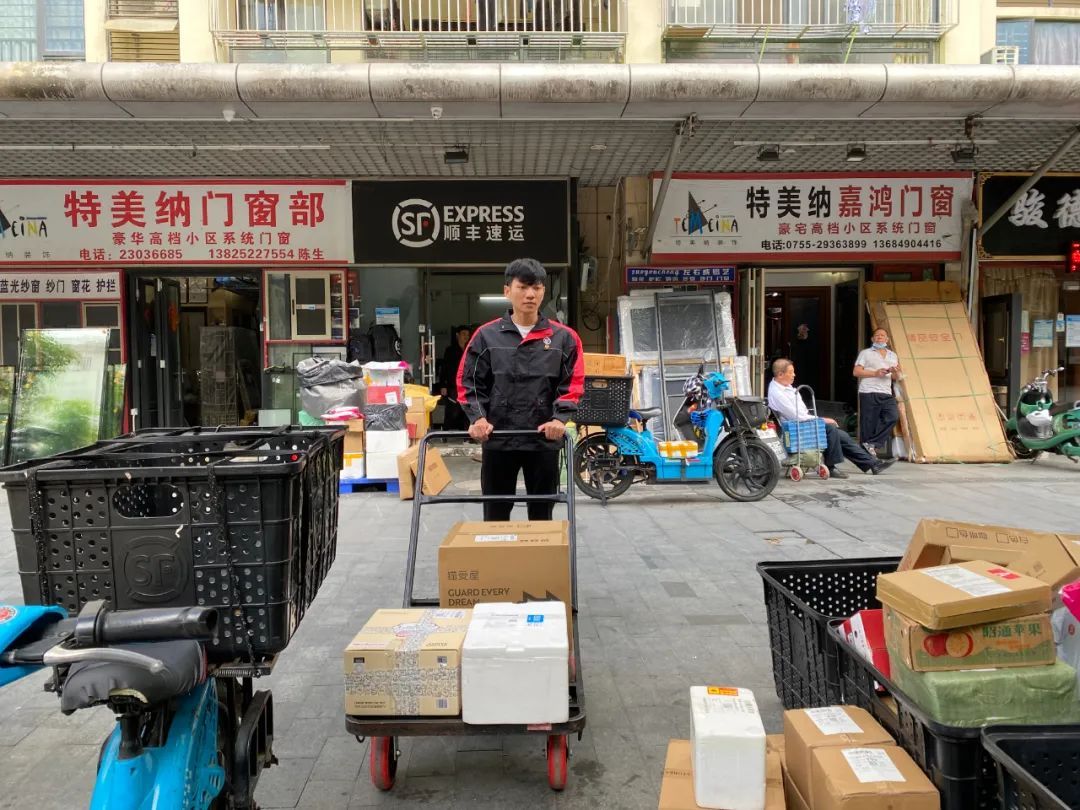 工作12小时后,快递小哥竟然......