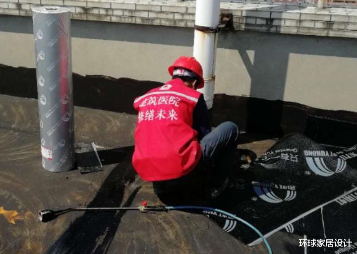 顶楼业主的困扰:入住十年屋顶漏水,一个电话半小时修好!