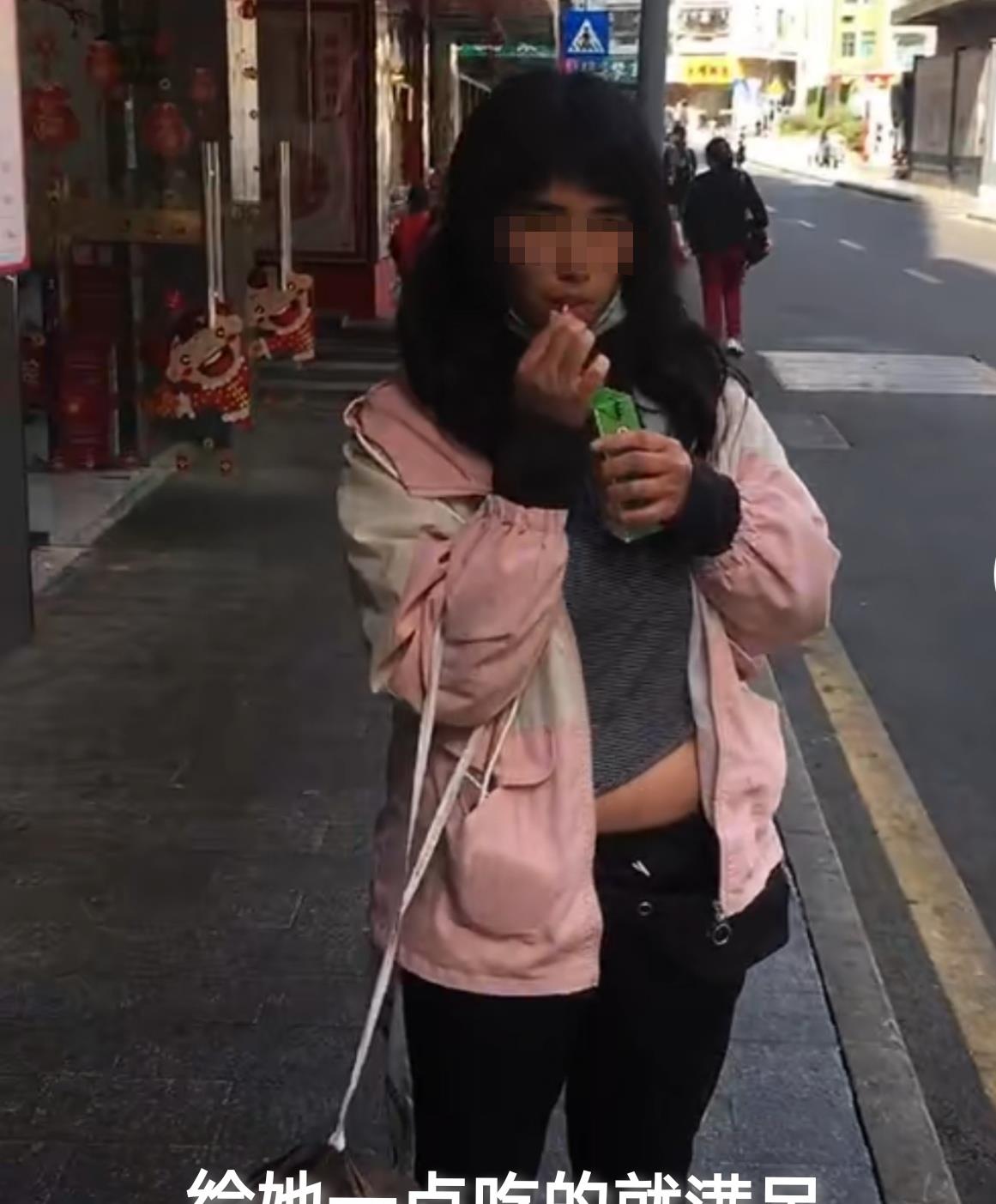 娇软甜伤 深圳多才多艺的流浪女，好心网友给她买吃的，“笑得像个孩子”