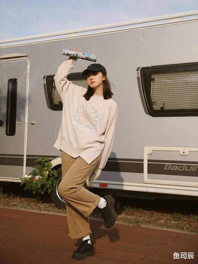 鱼司辰 卫衣也是秋天的标配,搭配上阔腿裤或者半身裙,更显青春活力