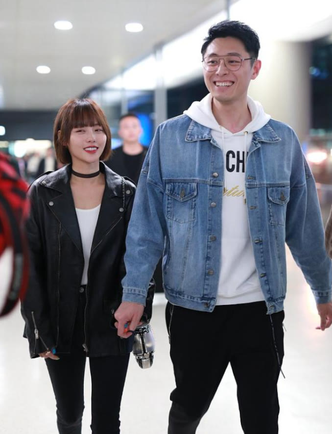 蔡少芬|张嘉倪穿上秋天第一件皮衣，剪学生头好乖，被老公牵着像邻家妹妹