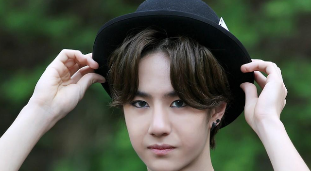 王一博|本以为王一博遗传了妈妈的美貌，看到父亲照片后，网友：太会长了