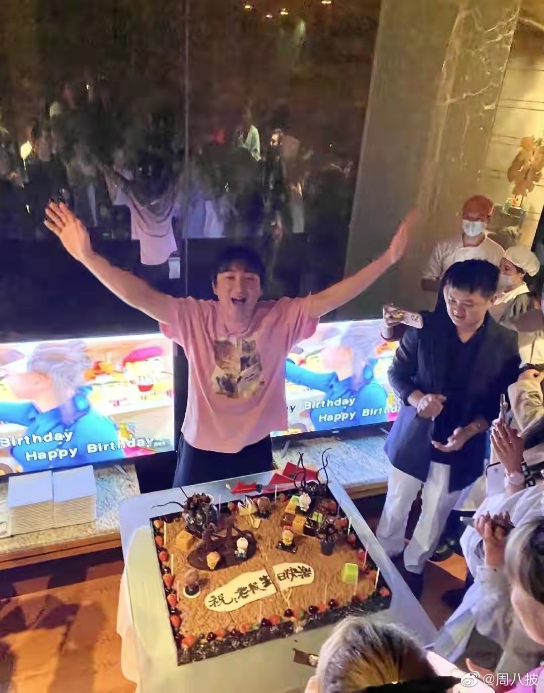 李易峰|王思聪34岁生日美女如云！穿格子衫形似路人，被辣妹包围一脸淡定